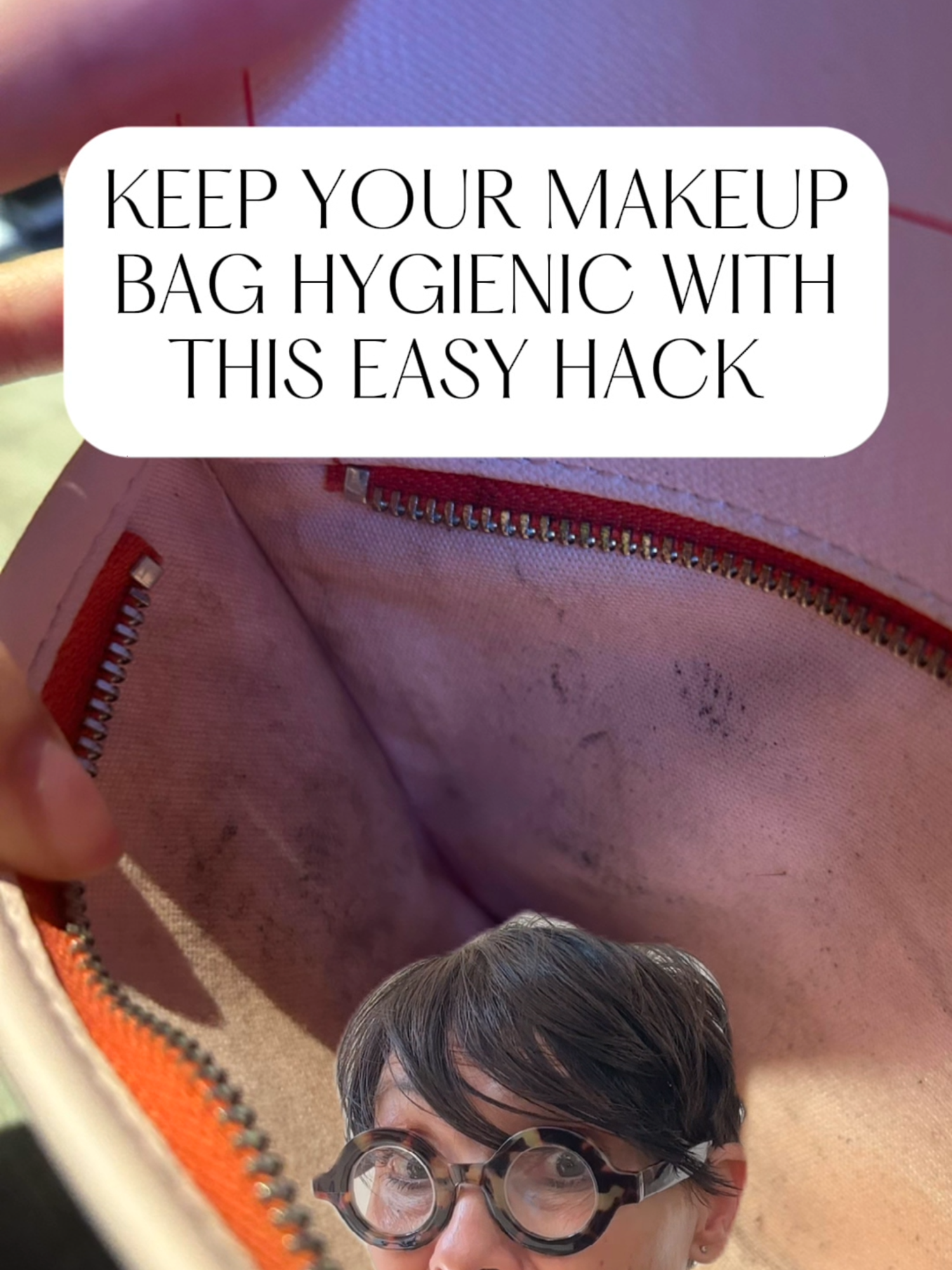 Use this super easy #cleaninghack to keep your #makeupbag hygienic! 💄#makeuphygiene #cosmeticbag