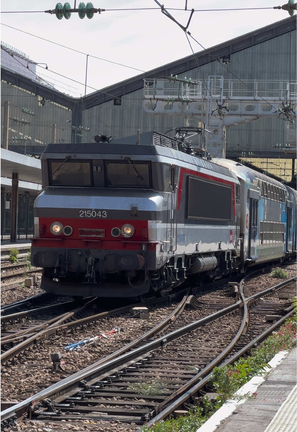 Départ d’une VO 2N tiré par une BB 15000 en gare de Paris-Saint-Lazare.