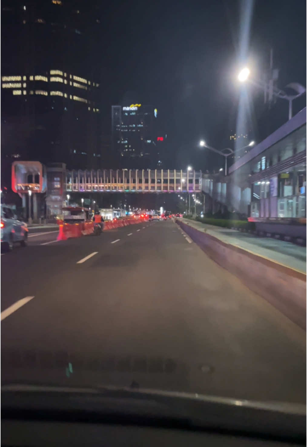 Night Drive Sudirman jakarta #jakartaselatan #sudirmanstreet #citylight #TikTokAwardsID #storyjalanan #fakestory #sw #mentahanvideo #jakartacity 