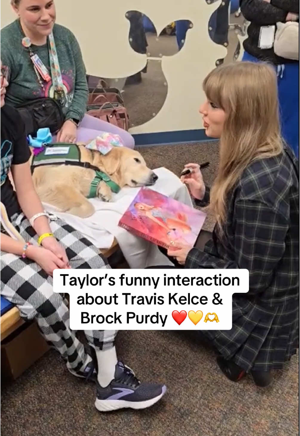 Taylor Swift had a funny exchange with a patient mentioning Travis Kelce and Brock Purdy while visiting Children’s Mercy Hospital in Kansas City. ❤️💛🏈🫶  (🎥: Tonya Raaf/TMX)  #Chiefs #ChiefsKingdom #TaylorSwift #TravisKelce #taylorswift #taylorsversion #taylornation #swiftie #swifttok #swifties #kansascity 