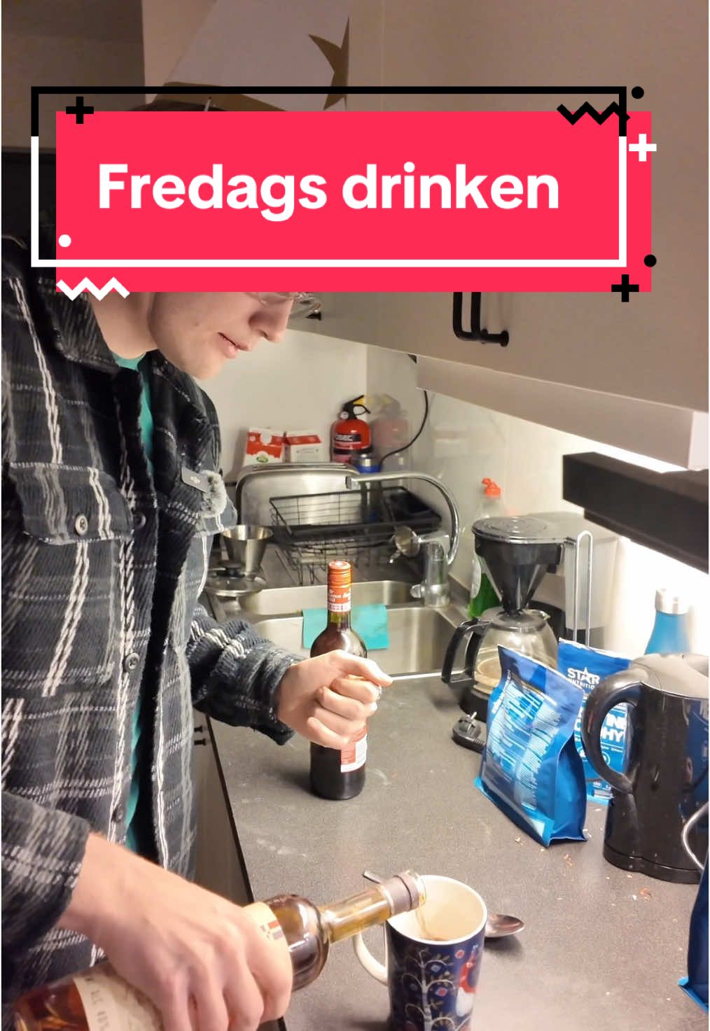 Fredags drinken! En lucia bägare🥰⭐️ recept: gör glögg, fyll lite mer än halva med glöggen, en skvätt vanilj likör och sen 3 sek r0m! Ha en trevlig lucia och än jätte bra helg på er!❤️⭐️#CapCut #foryoupage #foru #fredagsdrinken #lionbar #fördigpage #magnusuggla #snus #drink #snus #zyn #christmas #fördig #jul #snustok #lucia #funnymoments #drinktok 