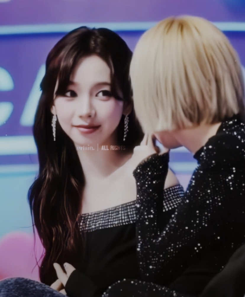 karina looks at her like her life depends of it  #jiminjeong #winrina #winrinaedit #karinaedit #winteredit #karina #aespa 