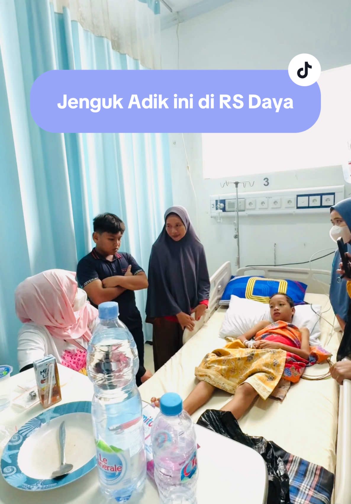 Hari ini kita jenguk Kakak Adik yang tenggelam di Kubangan Air, Tepeleset saat pulang sekolah, Adiknya Tewas dan Kakaknya Kritis di Rumah Sakit Umum Daya 🤲🏻🤲🏻 Alhamdulillah adik ini sudah melewati kritisnya dan udah siuman, semoga adik ini cepat sembuh dan apa yang kami berikan semoga bermanfaat 🙏🏻😇 Aamiin Allahumma Aamiin.