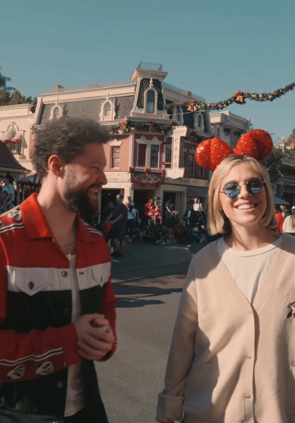 I still feel like a kid at Christmas, with you.. at Disneyland.. 😂🐭🎄#calumscott #christinaperri #newmusic #christmas 