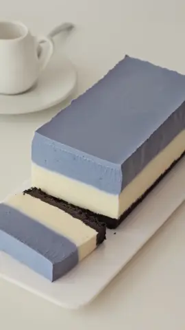Oven-free❗️Sea Blue Coconut Cheesecake🌟Fresh and delicate The preparation process is simple, no oven is required, just stir it up and it’s ok👌🏻 🌟Oao biscuit base: Oao 80g 40g butter 🌟Sea Blue Coconut Double Layer Cheesecake: Cream cheese 240g 30g fine sugar 250g light cream 60g coconut milk (mixed with gelatine sheets) gelatine tablets 10g 30g coconut milk (mixed with butterfly pea pollen) Butterfly pea pollen 8g