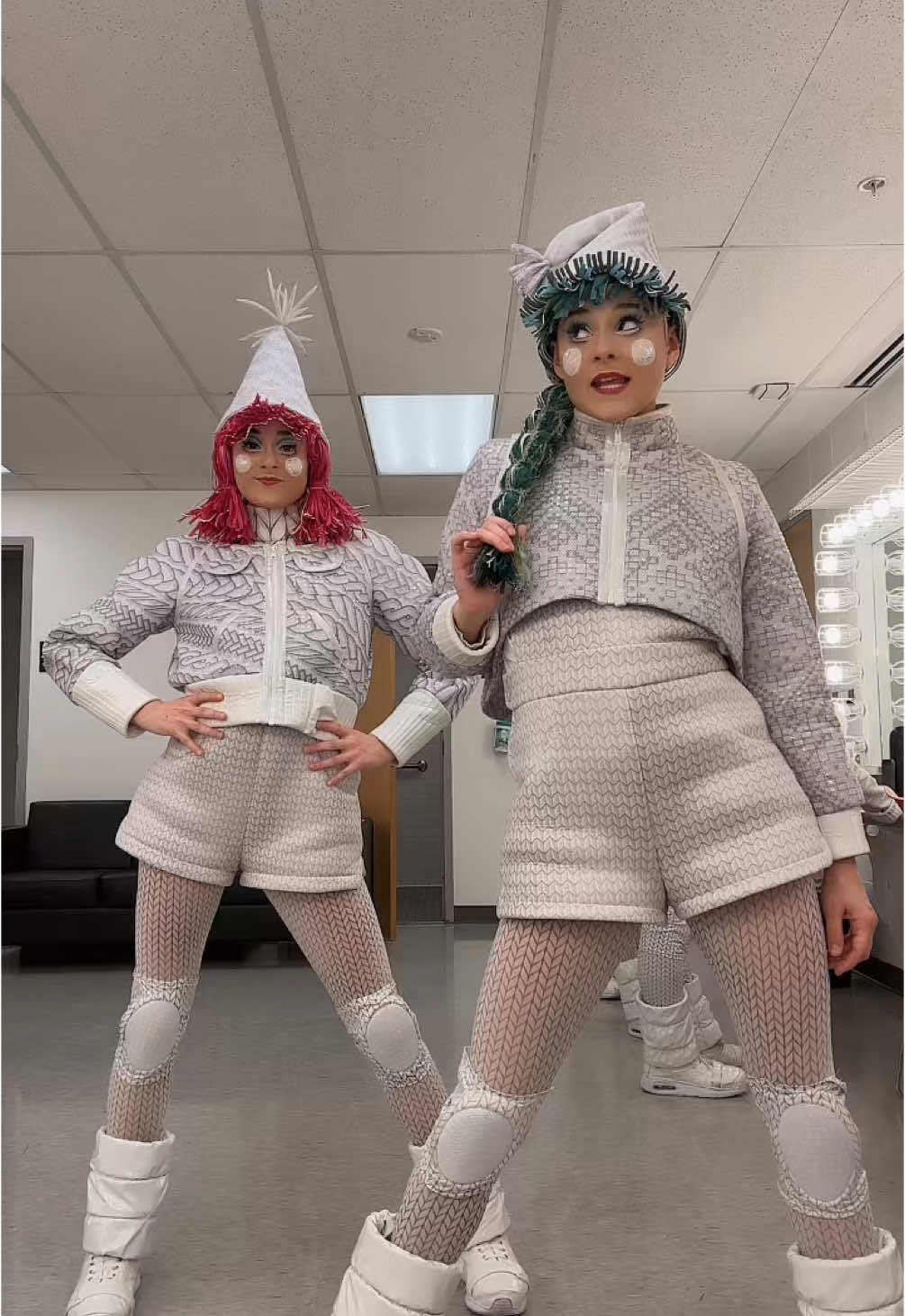 Spicy elves @cirquedusoleil #twins #elves #dancers #fyp #viral #elvesoftiktok #foryoupage DC: @eligomez 