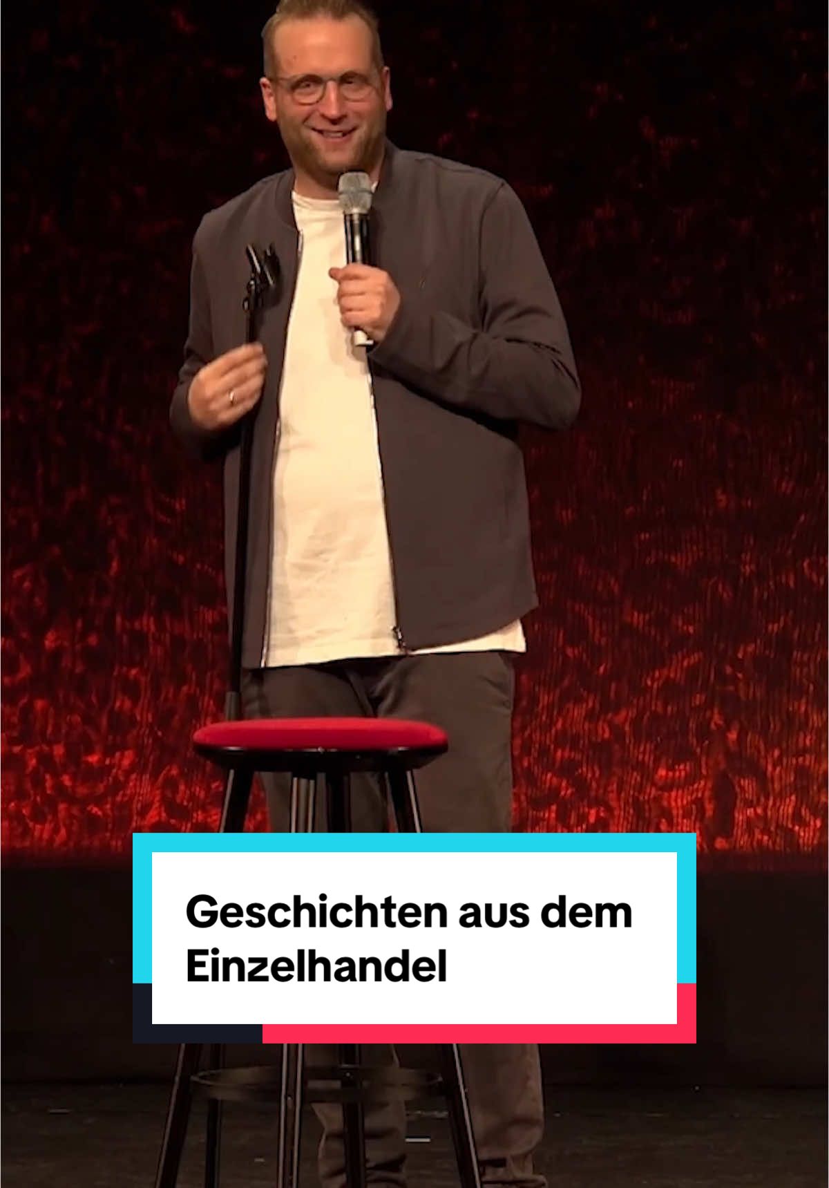 Was sind eure besten Storys aus dem Einzelhandel? 😂🧐 Ihr wollt noch mehr von Benni Starks neuem Programm „Neue Kollektion“ hören! Dann jetzt das Hörbuch  streamen & downloaden! ✨ #bennistark #comedy #standup #standupcomedy #neuekollektion #einzelhandel #arbeit #job #liveprogramm #hörbuch @Benni Stark 