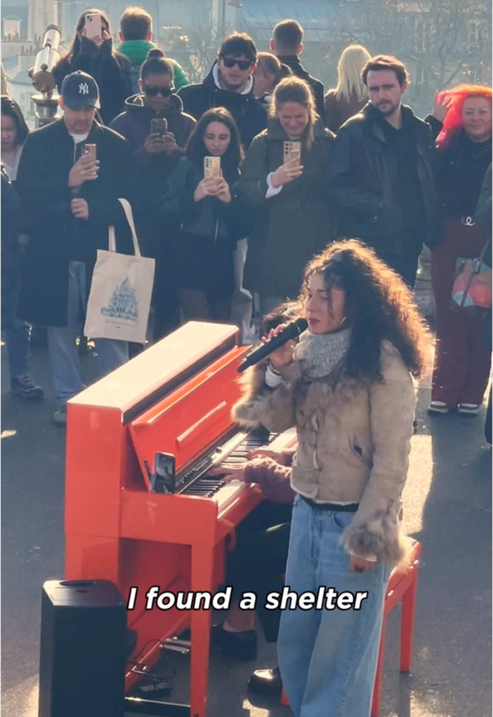 Her reaction is priceless ❤️🥹 Wait for the end ✨ #piano #surprise #cute #singing