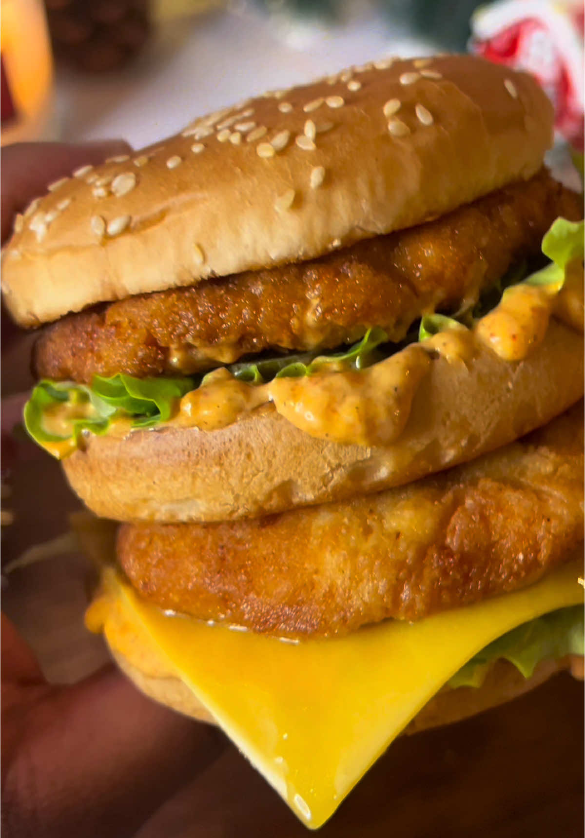 ✨🍔Big Mac Chicken Copycat✨ @McDonald’s France  Ingrédients Pour les patties : 	•	500 g de poulet haché 	•	1 bol de farine (avec sel et poivre) 	•	1 bol de chapelure Panko 	•	2 œufs battus Pour la sauce Big Mac : 	•	3 c. à soupe de mayonnaise 	•	1 c. à soupe de moutarde 	•	1/2 c. à soupe de ketchup 	•	1/2 c. à café de paprika 	•	1 c. à café d’ail et d’oignon en poudre 	•	1,5 c. à soupe de cornichons hachés 	•	1 c. à café de vinaigre Pour le montage : 	•	Pains à burger, salade, fromage cheddar, cornichons en rondelles. Préparation 	1.	Préparer les patties 	•	Formez des galettes avec le poulet haché. Trempez-les successivement dans la farine, les œufs battus, puis la chapelure. 	•	Réservez 30 minutes au frais (optionnel). 	2.	Sauce Big Mac 	•	Mélangez mayonnaise, moutarde, ketchup, paprika, ail, oignon, cornichons et vinaigre. 	3.	Cuisson 	•	Faites frire les patties dans l’huile jusqu’à ce qu’ils soient dorés et croustillants (3-4 minutes de chaque côté). 	4.	Montage 	•	Sur la base du pain, étalez la sauce, ajoutez salade, cheddar, un patty, puis une deuxième couche de pain, sauce, cornichons, et un deuxième patty. Terminez avec le pain du haut. Bon appétit ! #bigmac #bigmacchicken #mcdonalds #macdonaldscopycat #hamburgermaison #burgermaison #cheatmeal #fastfood #fastfoodathome 