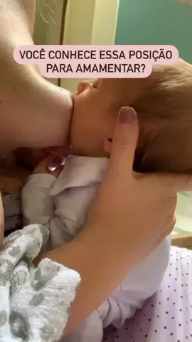 A posição de amamentação cavaleiro pode ser útil para mães com mamas volumosas, pois proporciona melhor acesso para o bebê. Também pode ser benéfica para bebês com refluxo, pois ajuda a controlar o fluxo de leite. Além disso, essa posição pode ser útil para bebês que se engasgam durante a amamentação e para bebês muito sonolentos, já que a posição mais vertical pode ajudar a manter o bebê mais desperto durante a alimentação. Já conheciam essa posição? Marque uma gestante que precisa aprender 🤰🏻 Beijos da sua consultora de amamentação 🤱🏼 #gravida #gestante #maesdeprimeiraviagem #leitematerno