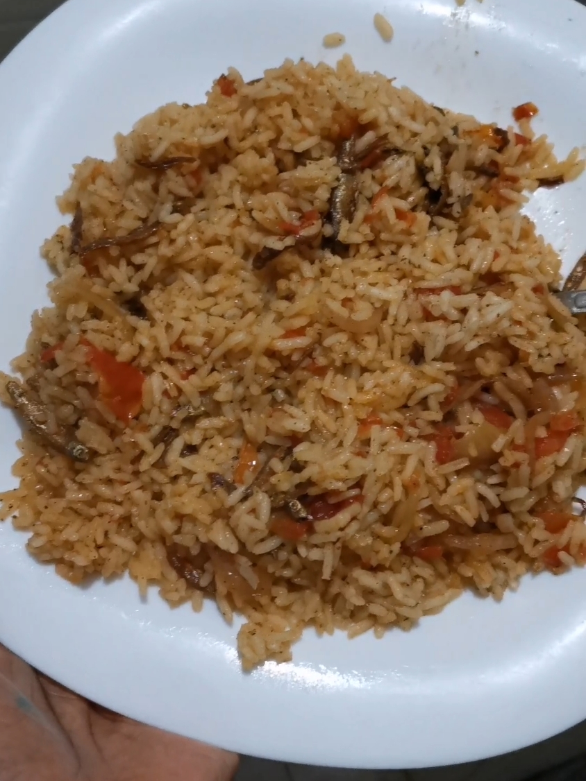 Fried rice ft deep fried fish(omena/dagaa) #friedrice #fried #rice #deepfried #omena #dagaa #boyzmakekii #fyp 