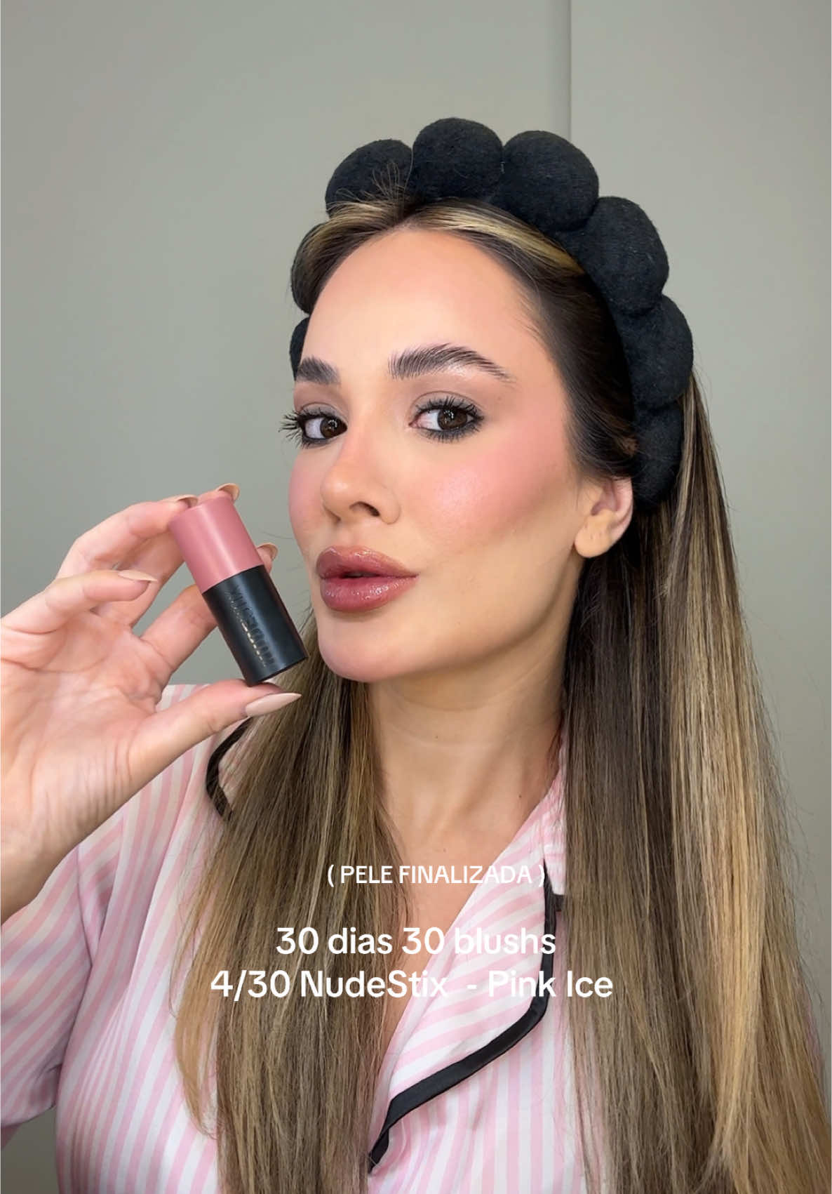 PINK ICE @Nudestix 🩷 - que cor lindaaaaaa.. ( e eu amei o efeito dele na pele finlizada tambem.. nao manchou e ficou um glow perfeito )  Qual o proximo blush? #make #makeup #maquiagem #maquiagemtiktok #blush #blushes #nudestix 