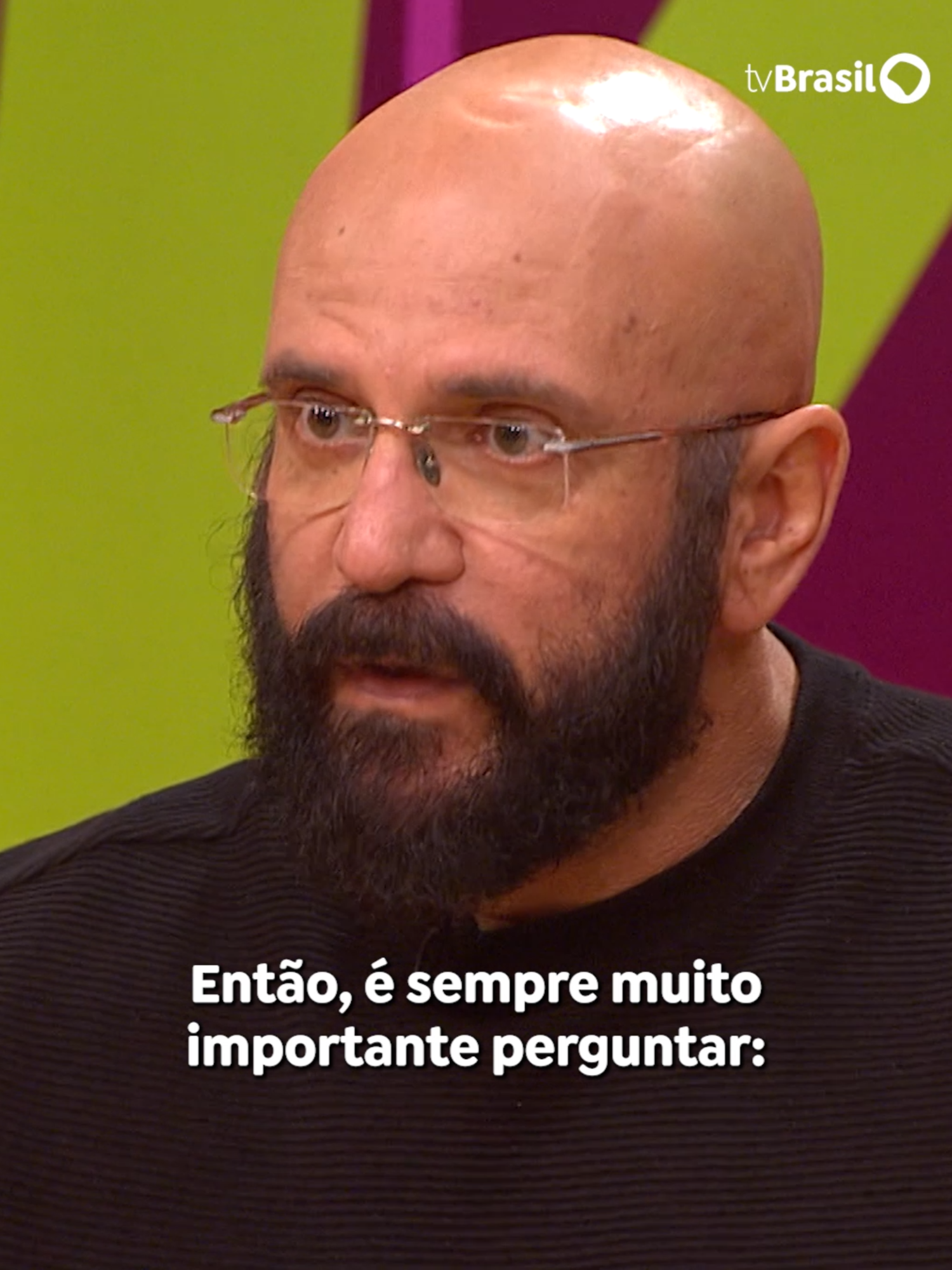 “O outro vai sempre escutar partindo do repertório dele”. O psicólogo e escritor Marcos Lacerda reflete sobre comunicação e escuta na bancada do #SemCensura. Confira o bate-papo na íntegra no canal da TV Brasil no YouTube e no app TV Brasil Play! 📲 #TikTokMeFezAssistir #entrevistas