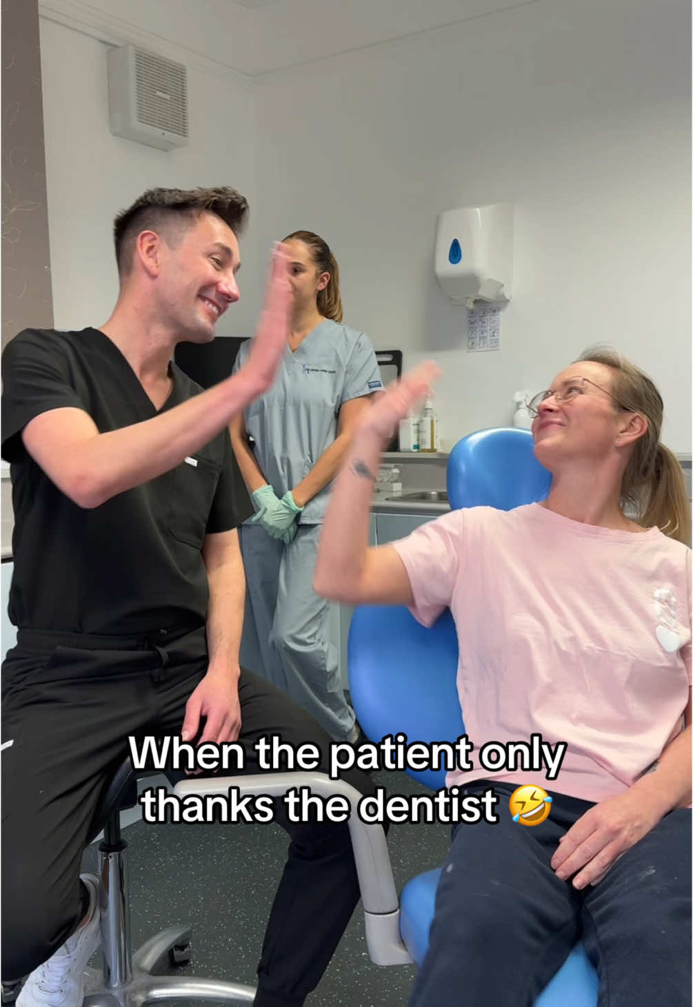 Our dental nurses deserve their flowers too… 🥺🤣 #dentist #dentalnurse #dentaltok #dentistry #dentists #thedentalcareclinic #dental #funnydentist #dentistsoftiktok 