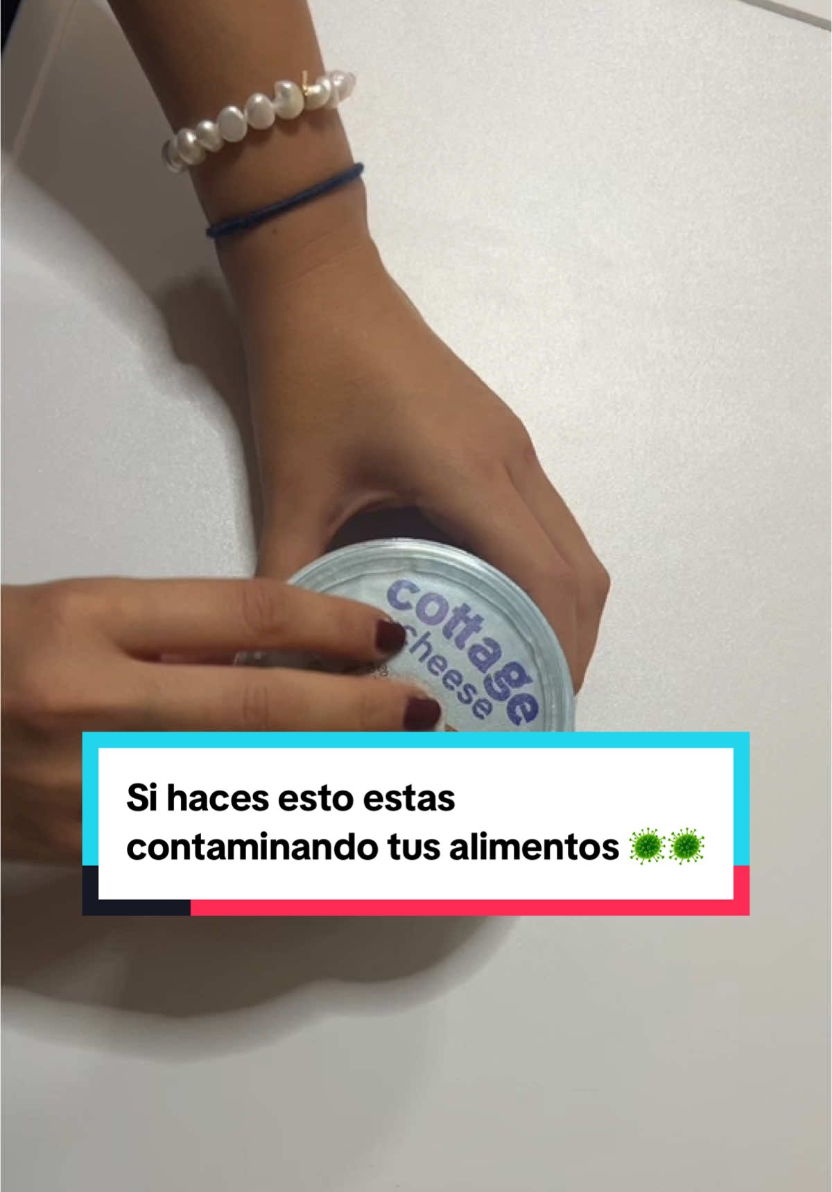 ¿Sabías que dejar la lámina metálica en el envase puede causar contaminación? 🦠  Los restos de comida y la humedad favorecen el crecimiento de bacterias y moho. Además, tocar la lámina puede transferir gérmenes al producto. 🥵 Quitar la lámina evita la contaminación, protege tus alimentos y mejora su conservación. ¡Hacelo siempre! 🤝🏼💡 • • • • • #contaminacion #germenes #moho  #nutrition #navidad #fiestas #tamales #comida #posadas #food #foodphotography #Foodie #gym #gymmotivation #tips #diet #dieta #nutricionista #nutrición #nutritionist #creatorsearchinsights 