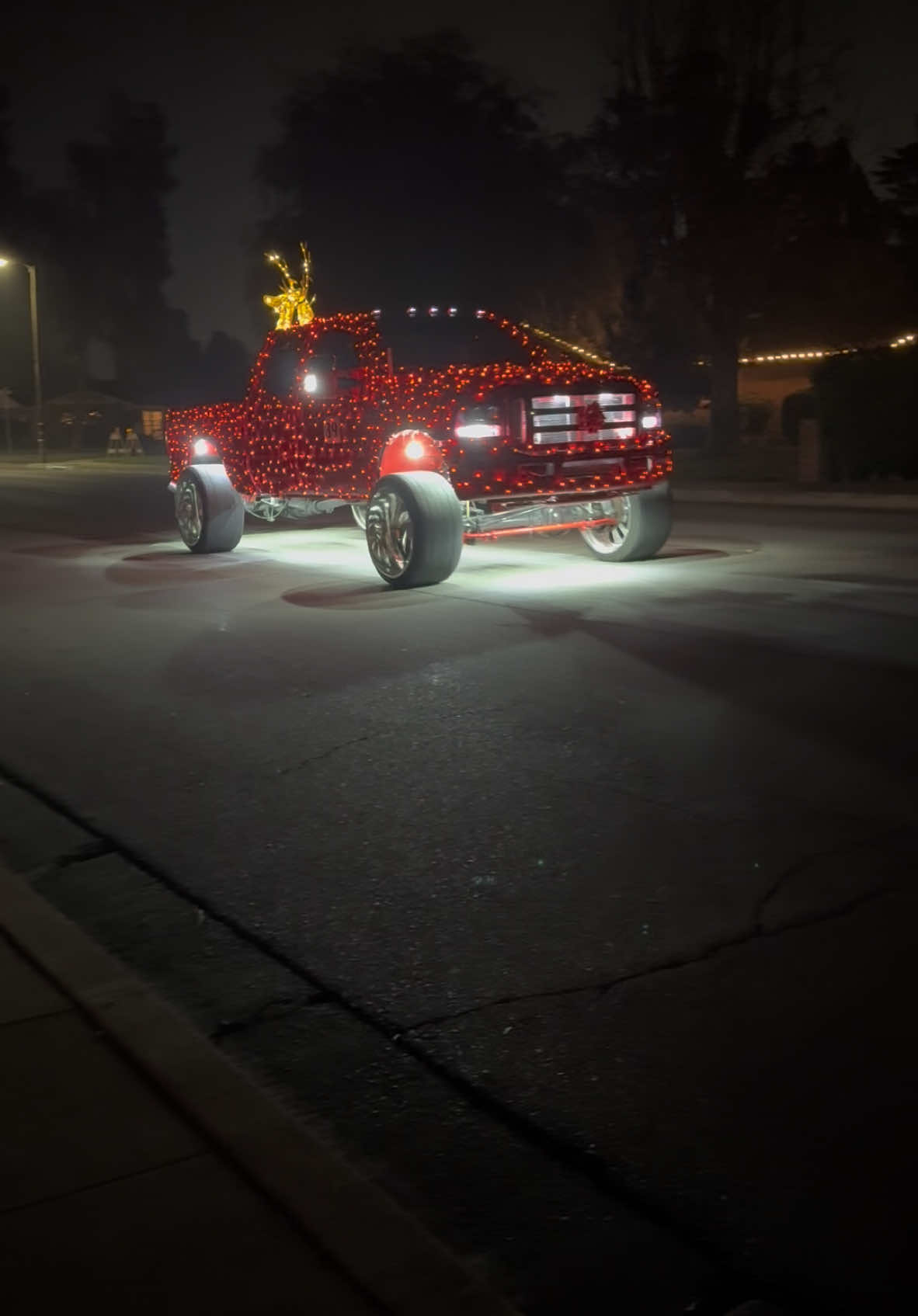 #lilred60 #kingranch #viralvideo #foryoupage #christmas #raindeer #kg1forged #billet #red #xyzbca #26x16 #ford #6oh #6ohpowestroke #kcturbos #colormatch #rocklights #christmaslights 