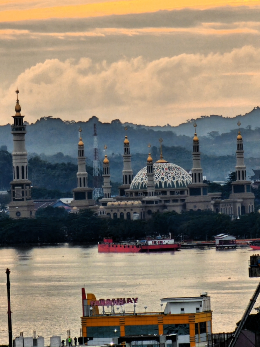 Yang buat menyala langit Samarinda pada malam hari . #islamiccentersamarinda #samarinda #kaltim #kalimantan #infosamarinda #infokaltim #infokalimantan 