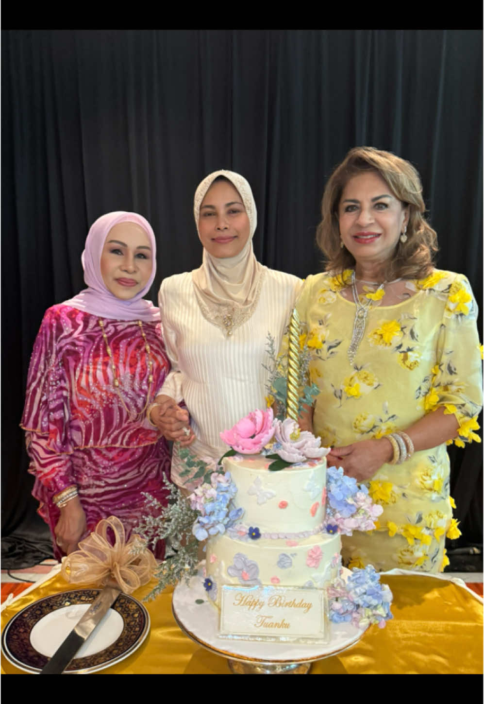 Celwbration of Friendship ❤️🎂🫶🥰🤩💐 #powerfulwomen  #beautifulsouls  #kindwomen  #sultanahkalsom  #reelsvideoシ #fypシ゚  #puansrimas  ###strongandhumble  #grateful 