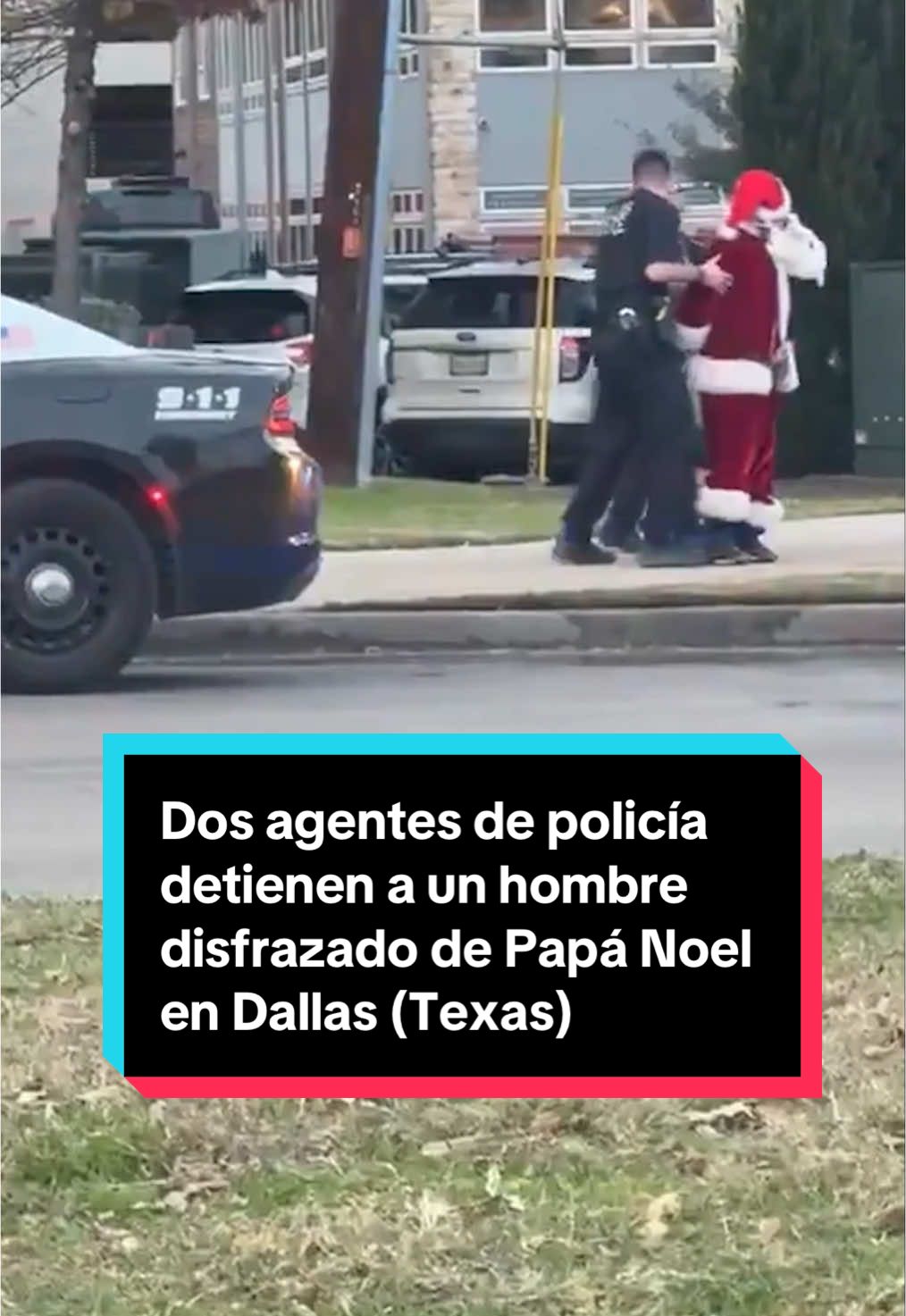 Dos agentes de policía detienen a un hombre disfrazado de Papá Noel en Dallas (Texas)    👉 Los policías se tomaron con humor el disfraz y se llevaron al detenido esposado al coche #papanoel #santaclaus #policia #dallas #texas #eeuu #coche 