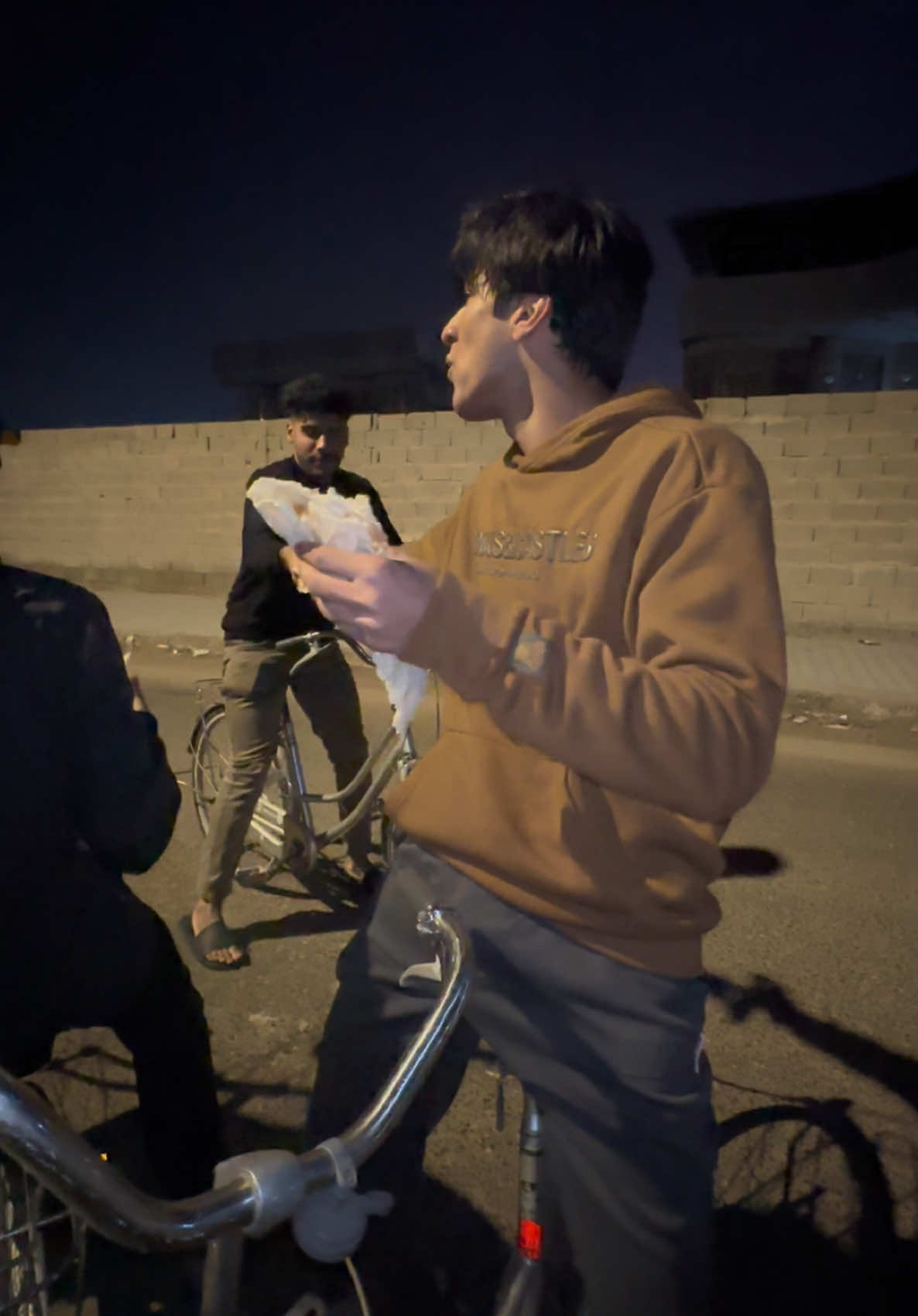 رايحين نجيب خبز الفجر وما نندل  #Vlog #freind #bike #night #universe #unvirsity #trip #fyp 