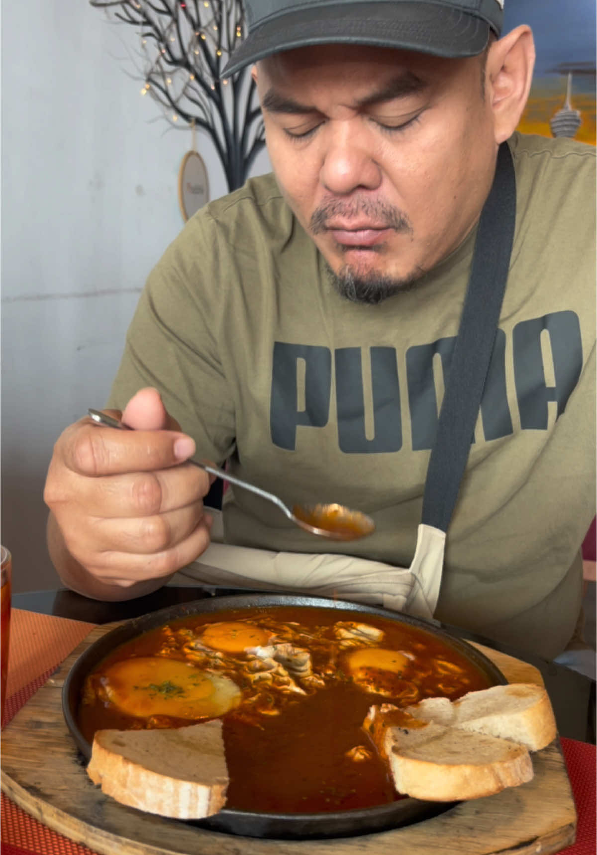 Laki sis tengok fb orang makan shakshuka kat madame kafe bangi macam sedap jer..so weolss try breakfast sini ala2 bukan tekak melayu..so layan jer..tapi kami try lempeng kelapa xder rasa mcm lempeng kelapa kampung lah..diorang moden kan..tp sambal dia superb sedap.. Kafe ni kat bangi if uolss waze  📍madame kafe vista bangi confirm sampai.. banyak lg foods yg kami xrasa lagi maybe xsesuai datang time pagi kot..better dtg if nak lunch or dinner.. sekian,terima kasih