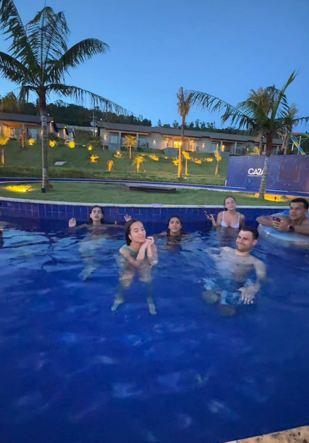 Na piscina quente aqui no morro dos anjos 