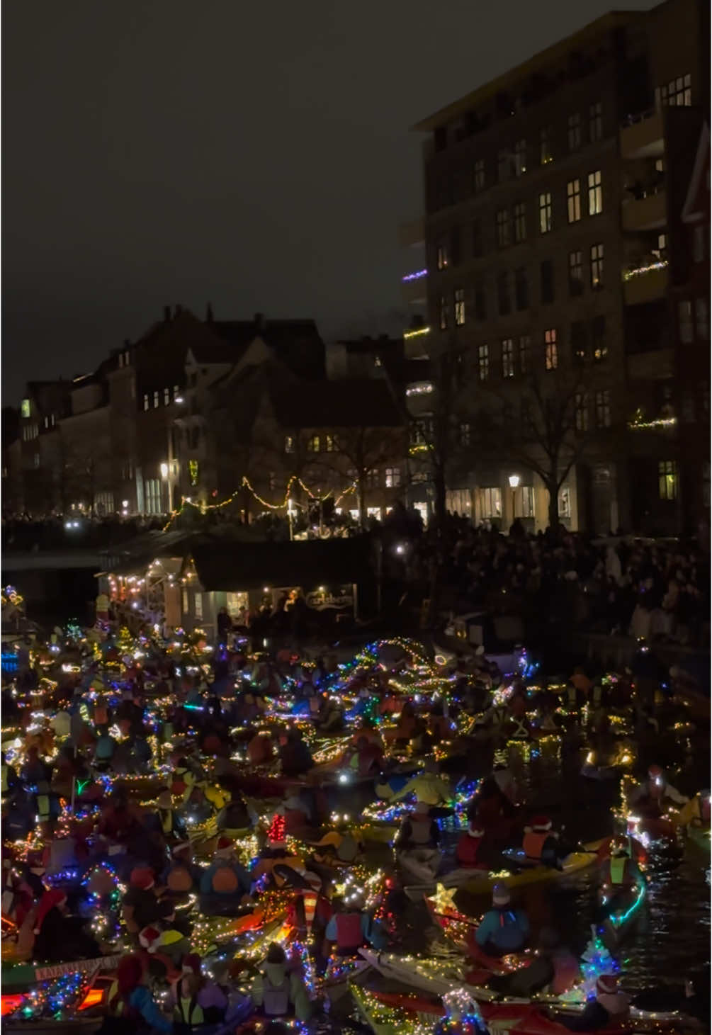 In Copenhagen, Sankta Lucia has a unique twist: a kayak or boat parade with lights. This tradition takes place every year on the 13th December on the canals and waterways of the city, especially in areas like Nyhavn and Christianshavn 🎄 #copenhagen #sanktalucia #boat #boatparade #boatlights #chirstmasvibes #cph