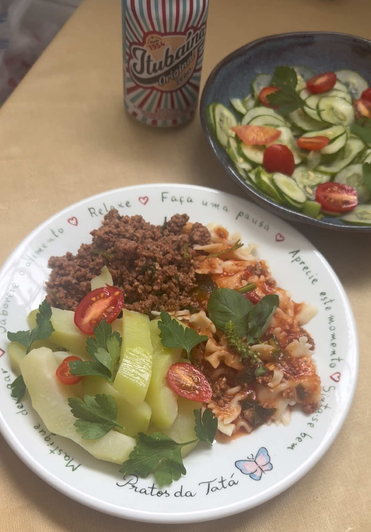 Itubaina zero Macarrão com molho vermelho Chuchu com tomate Salade de pepino e tomarinho Que tal? Ta aprovado? #almocodehoje #almocosaudável 