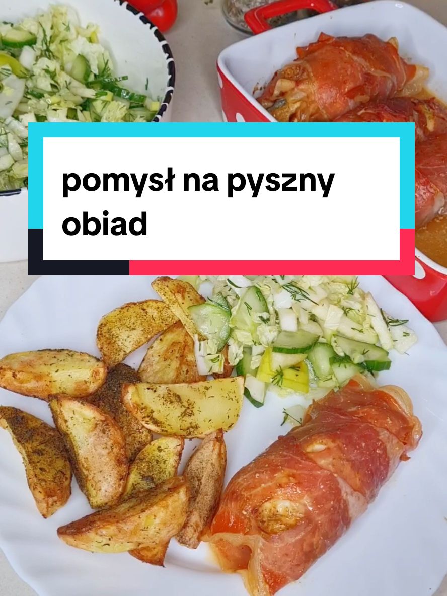 POMYSŁ NA ŚWIĄTECZNY OBIAD  Dziś mam dla Was pomysł na pyszny obiad. Aby go przygotować potrzebujesz:  📌2 piersi z kurczaka 📌1/2 czerwonej papryki 📌2 ogórki kiszone 📌Musztarda Kielecka Sarepska 📌Majonez Kielecki 📌12 plastrów szynki prosciutto 📌sól, pieprz, papryka słodka Piersi z kurczaka kroję na pół i delikatnie rozbijam, doprawiam solą, pieprzem i papryką. Każdy kotlet smaruję musztardą i majonezem, daję po 1 niepełnej łyżeczce. Następnie na kotlety układam pokrojone w paseczki - ogórka i paprykę. Zwijam w roladki, a potem zawijam w szynkę prosciutto. Układam w naczyniu żaroodpornym i piekę ok 30-35minut w 180 stopniach góra-dół. Podaję z ulubionymi dodatkami: u mnie pieczone ziemniaczki i surówka z kapusty pekińskiej.   Co powiesz na taki zestaw? Współpraca reklamowa:  @majonez.kielecki.official #obiad #pomysłnaobiad #światecznyobiad #obiadnaniedzielę #Kielecki #teamkielecki