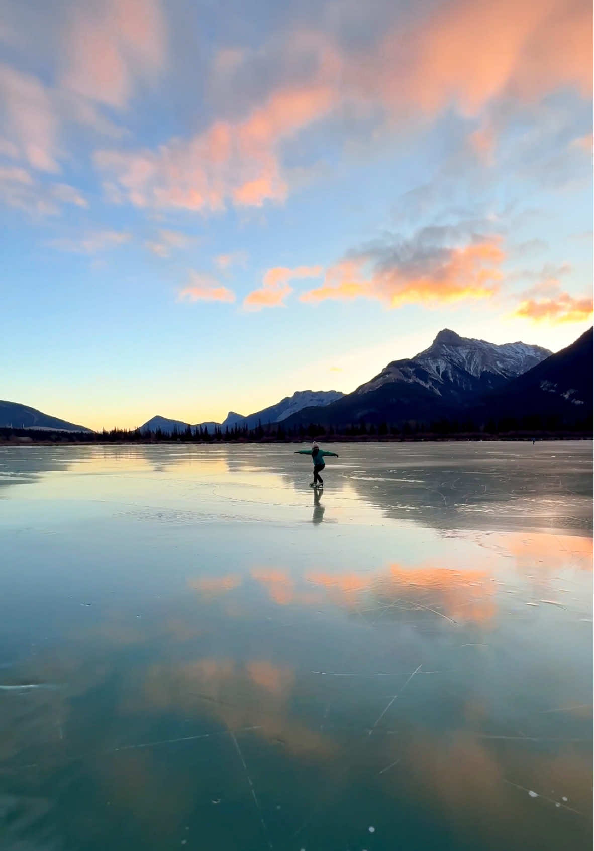 Just a causual morning in Canada 💕 #canada #banff #canadianrockies #winter #alberta #canmore #nature #IceSkating #calgary #sunrise 