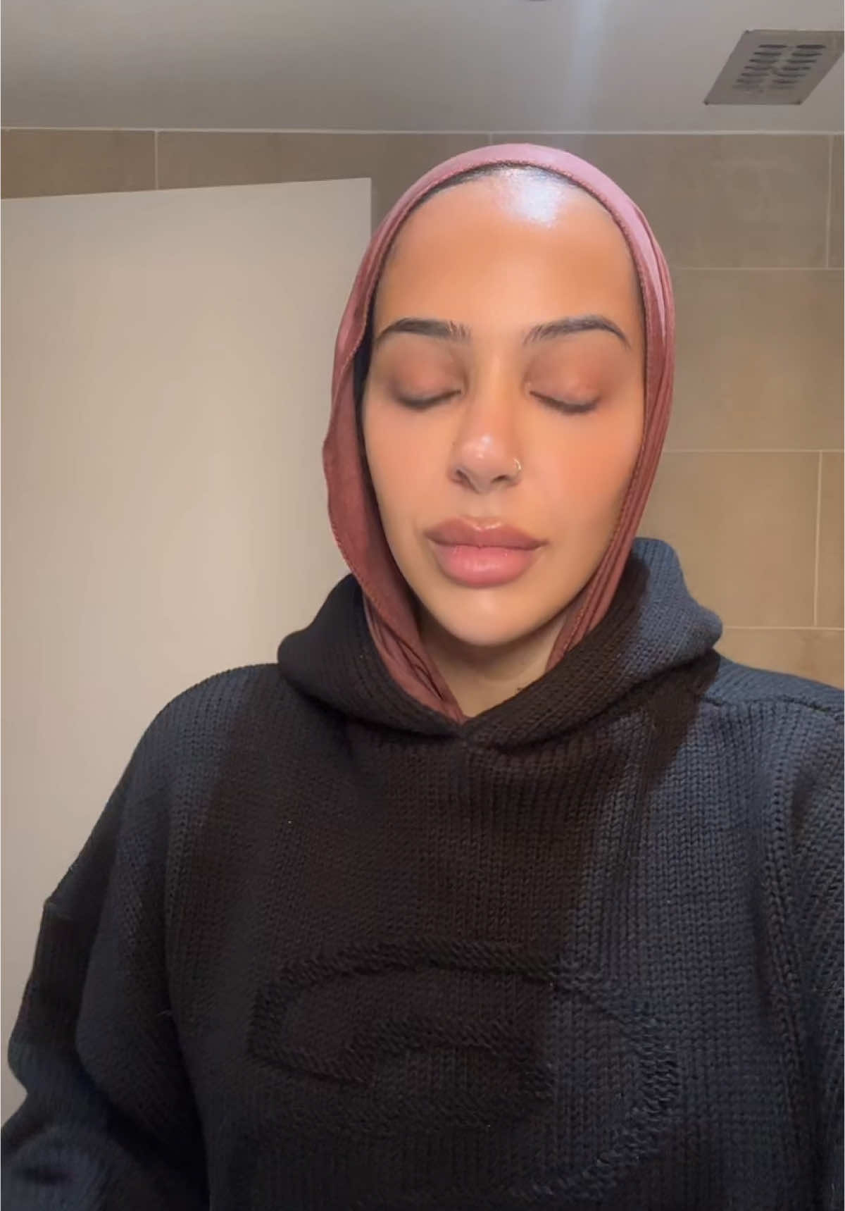 Replying to @Reshem how i style my hijab with a hoodie #hijab