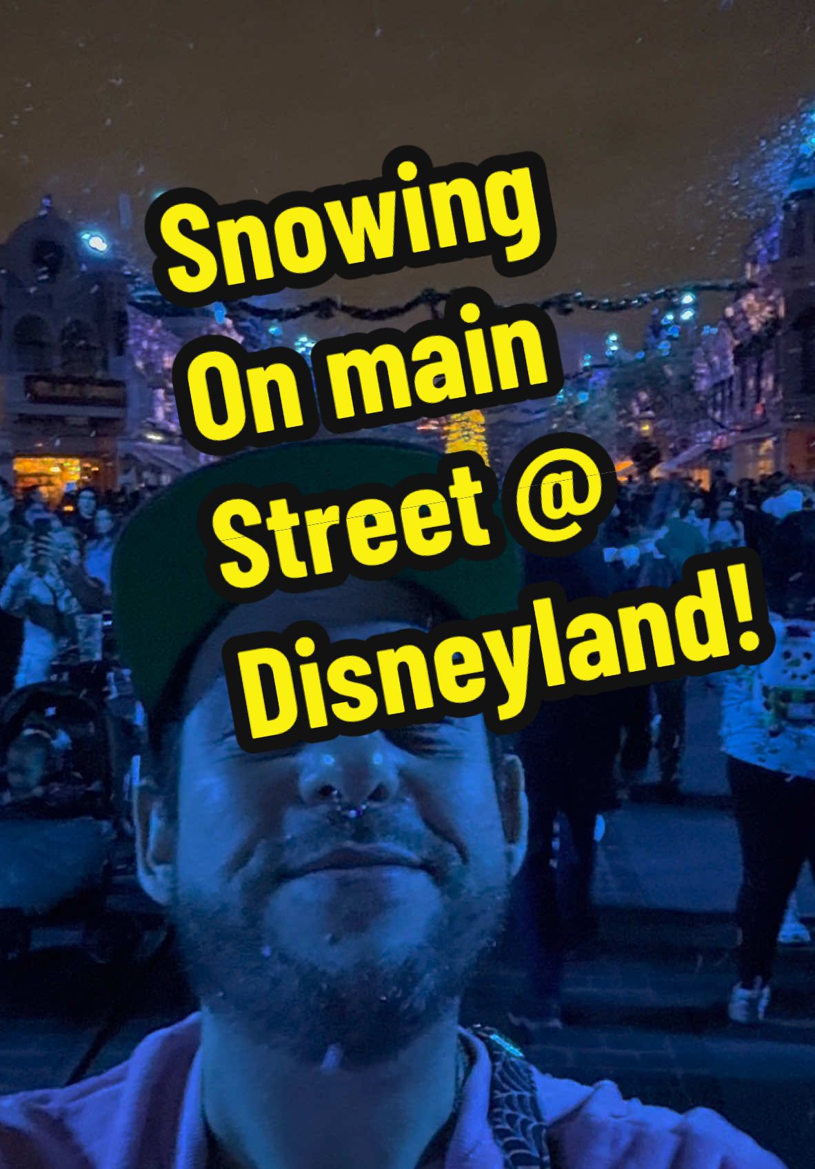 IT SNOWED LAST NIGHT ON MAIN STREET at disneyland!  It was so amaizng and me and @Kio got there right when it started! #disneyland #disney #snowing #disneyparks @Disney Parks #christmas #disneystreamer #irlstreamer 