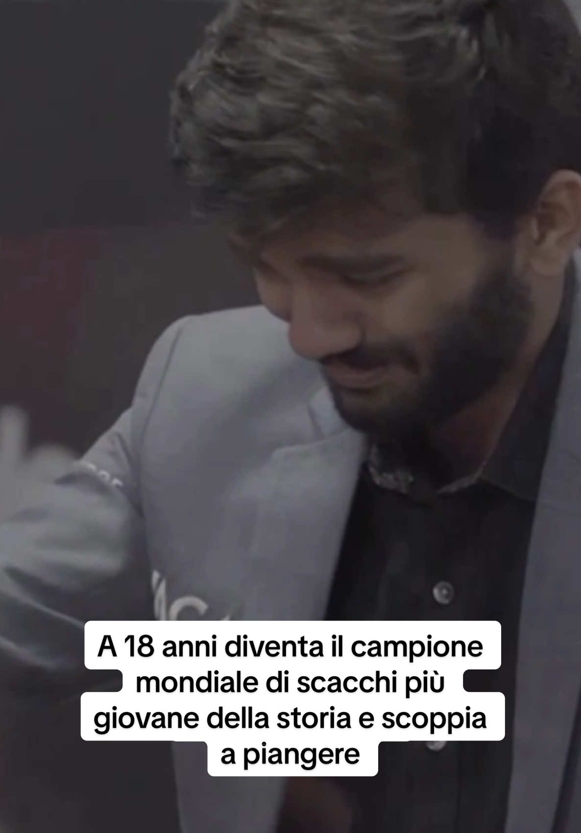 Gukesh è il campione del mondo di scacchi più giovande della storia. Il 18enne indiano ha battuto ieri Ding Liren, campione cinese, riuscendo a portare a casa il titolo nella competizione che si è tenuta a Singapore e anche il record mondiale. Al momento della vittoria il ragazzo è scoppiato in lacrime e il video della sua gioia è diventato virale. Dietro il suo successo ci sono tanta determinazione e una famiglia che lo ha sostenuto.Il padre, Rajini Kant, medico, ha lasciato l'incarico per affiancare il figlio nel suo sogno. La madre Padma, biologa, si è fatta carico di portare a casa l'unico stipendio della famiglia. Il padre racconta di avere deciso di assecondare il talento del figlio ad una condizione: «Lo avrei lasciato continuare solo se avesse raggiunto presto il livello di Gran Maestro  . . . [#IlMessaggero] #lacrime #emozione #giovane #record #scacchi #campione 