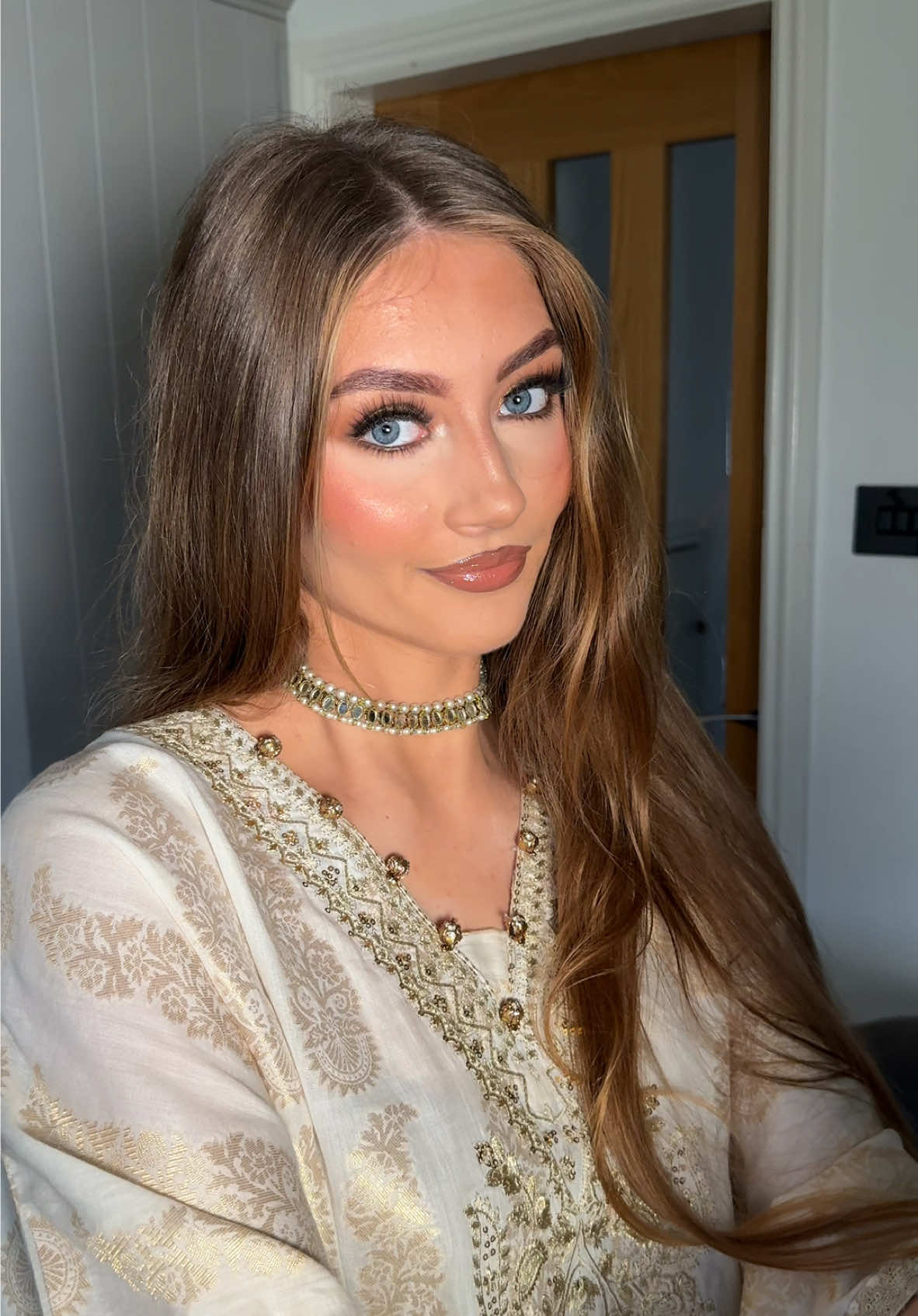 Super sculpted, snatched, bronzed queen! In love with this full beat 😍 #fyp #fypmakeup #foryoupage #softglam #fullglam #westyorkshiremakeupartist #bridalmakeup #pakistanibride #makeuptransition #makeuptransformation #indianbride 