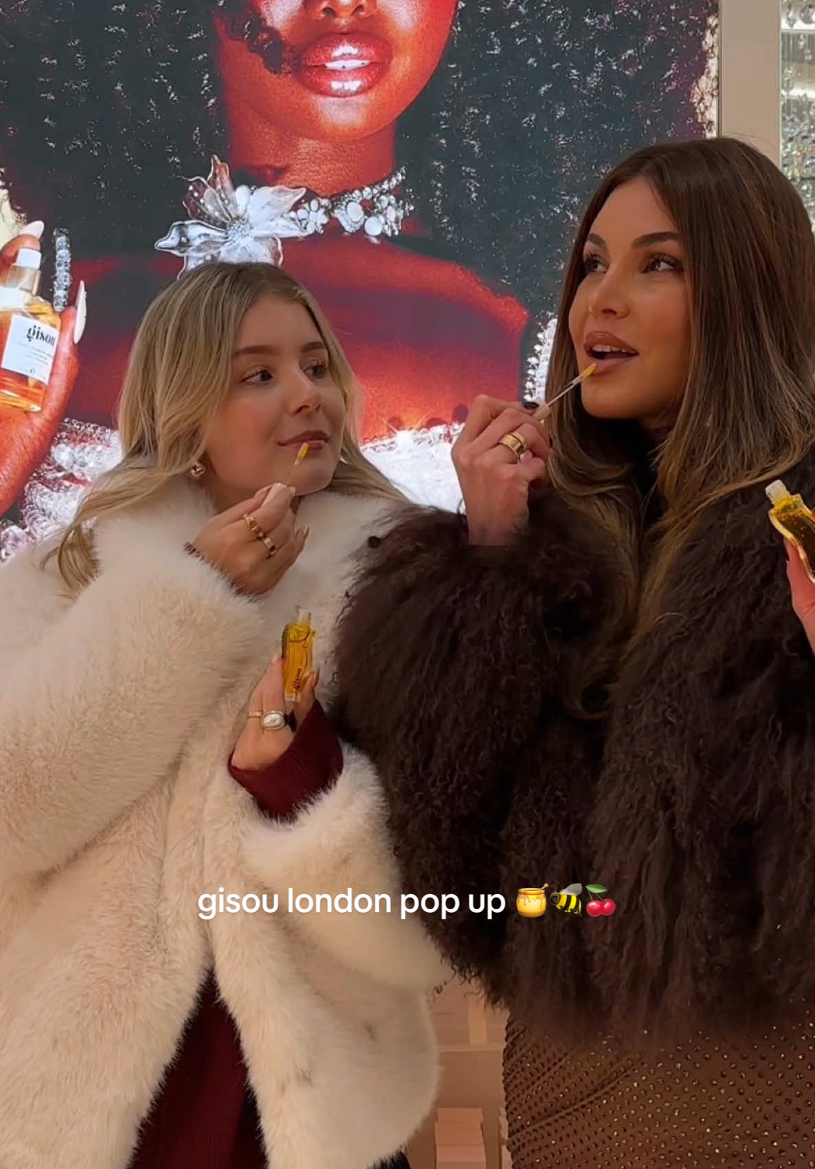 this is your sign to visit the @Gisou pop up in covent garden, london 🫶🏻🍯🍒💕 i can’t tell you how beautiful it is, with so many products and exclusive holiday merch to purchase ✨ there’s also chances to win the exclusive honey infused crystal hair oil, make sure you pop by 🍯 AD 🕰️ Open from 12-15th december 🫶🏻 #gisou #skincare #beauty #london 