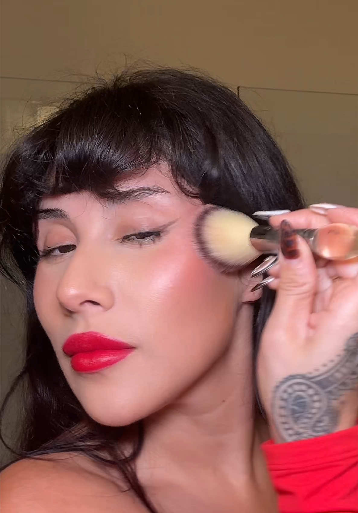 This lumi + brush set is so good 🤭 #loreallumiglotion #loreal @loréal paris usa #makeupeasytutorial #holidaymakeup #redlipstick #easyholidaymakeup 