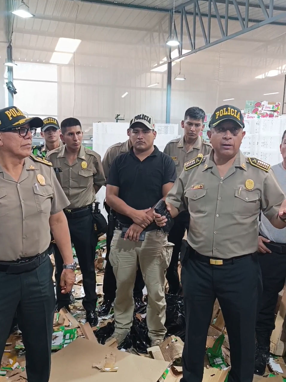 DURO GOLPE AL NARCO TRÁFICO EN LA CIUDAD DE HUARAL PERSONAL PNP DE COMISO APROX 1 TONELADA DE ALCALOIDE DE COCINA@Ministerio del Interior 🇵🇪 @Policía Perú @Regpollimanorte @Huaral @Gobierno Regional de Lima #CapCut 