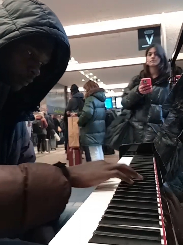 partie 27 | Expérience de Ludovic Einodi  #pianopublic #pianoengare #experience #ludovicoeinaudi #friqtao  piano en public, Réaction 