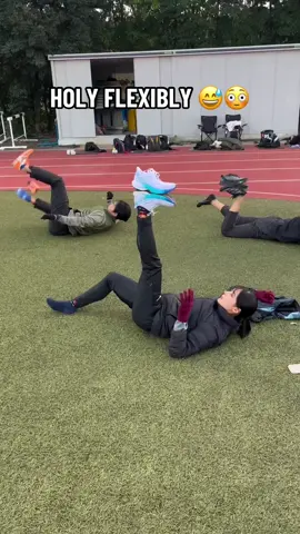 This is truly impressive 👏🤯 (Kumajumper/IG) #flexible #challenge #shoe #athlete 