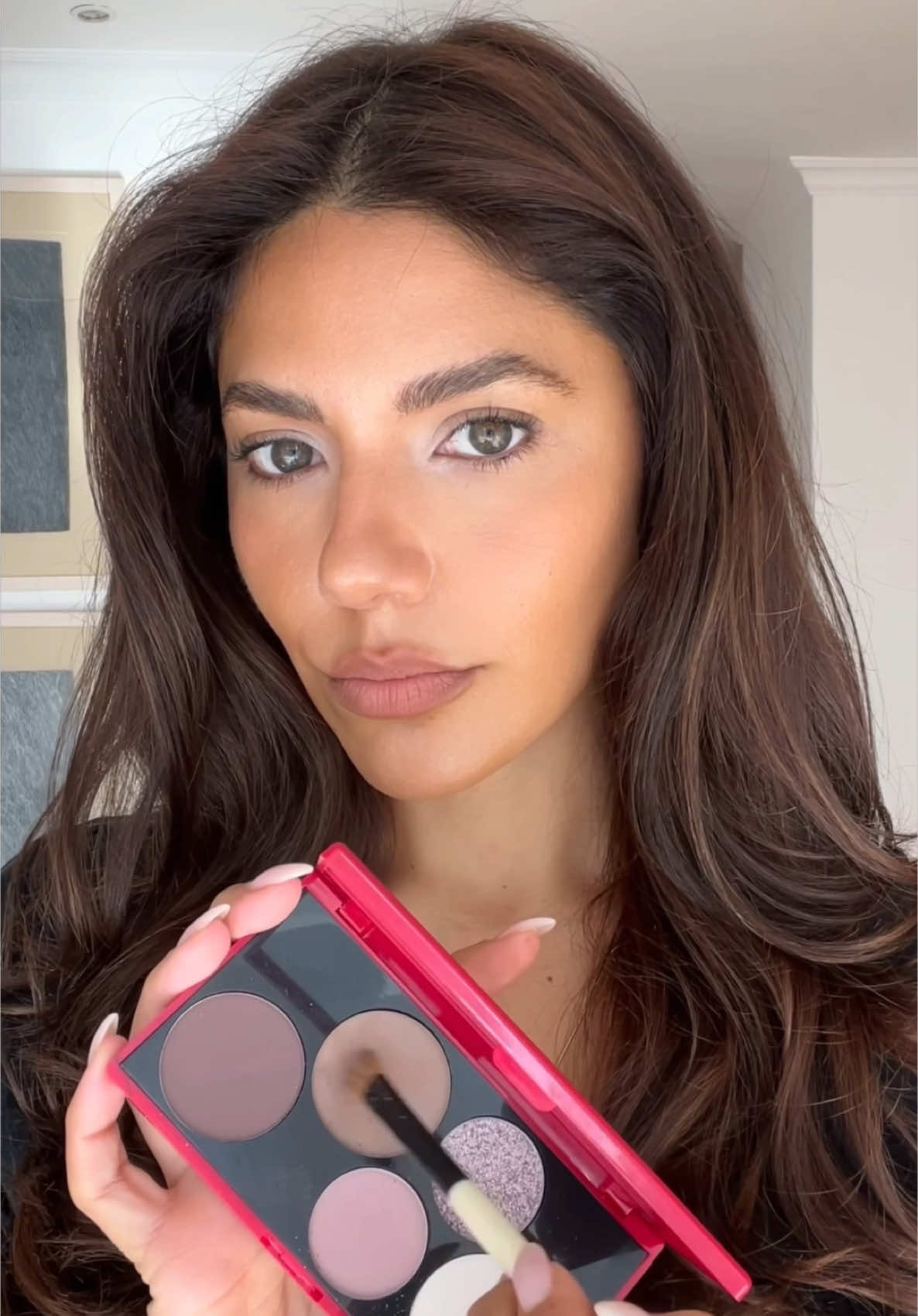 Some soft-glam inspo from @Nina using our City Lights Collection (designed to amp up your look for the holidays, but just as easy to use year-round).  #BobbiBrown #HolidayMakeup #EyePalette #HolidayGifts