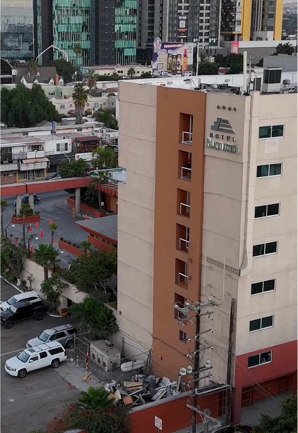 Descubre el Hotel Palacio Azteca, un emblemático destino en Tijuana desde 1967. Lujo, historia y versatilidad se unen en un solo lugar, ideal para eventos especiales y una experiencia de alojamiento inolvidable.  #HotelPalacioAzteca #Tijuana #Lujo No tengo los derechos de autor del audio. 📞664 681 8100 24/7 💬 664 406 1860 Link WA: https://wa.me/message/DZYUEVRH7UVNA1  📍 Blvd. Cuauhtemoc Sur 213, Davila, 22044 Tijuana, B.C. https://maps.app.goo.gl/b6zyBEjZUekgs8zB7?g_st=ic