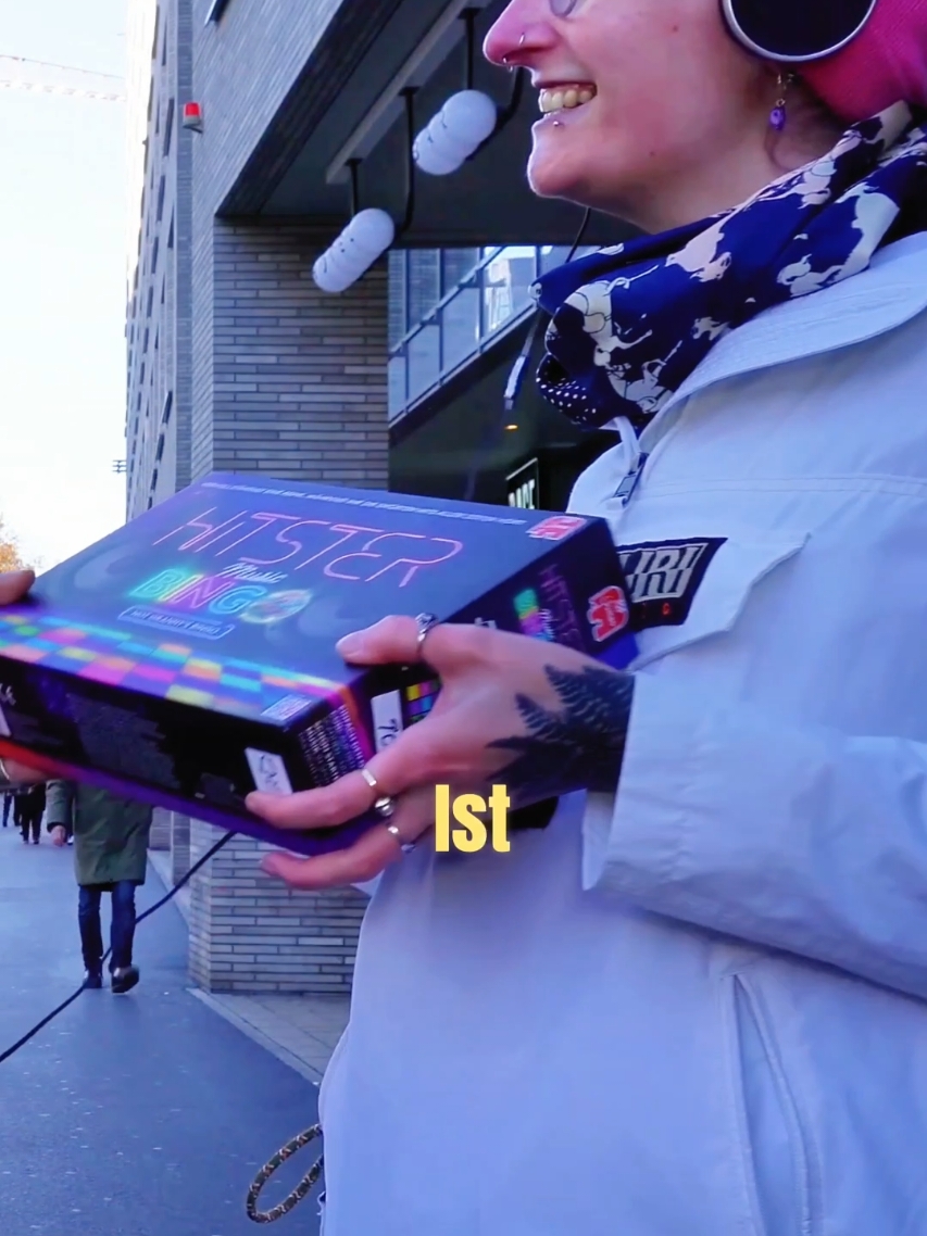 Wie gut kennst du die größten Hits? 🎶 Passanten raten mit Hitster Bingo – das Partyspiel für Musikliebhaber! #jumbospiele #brettspiele #hitsterbingo #weihnachten @jumbo_spiele
