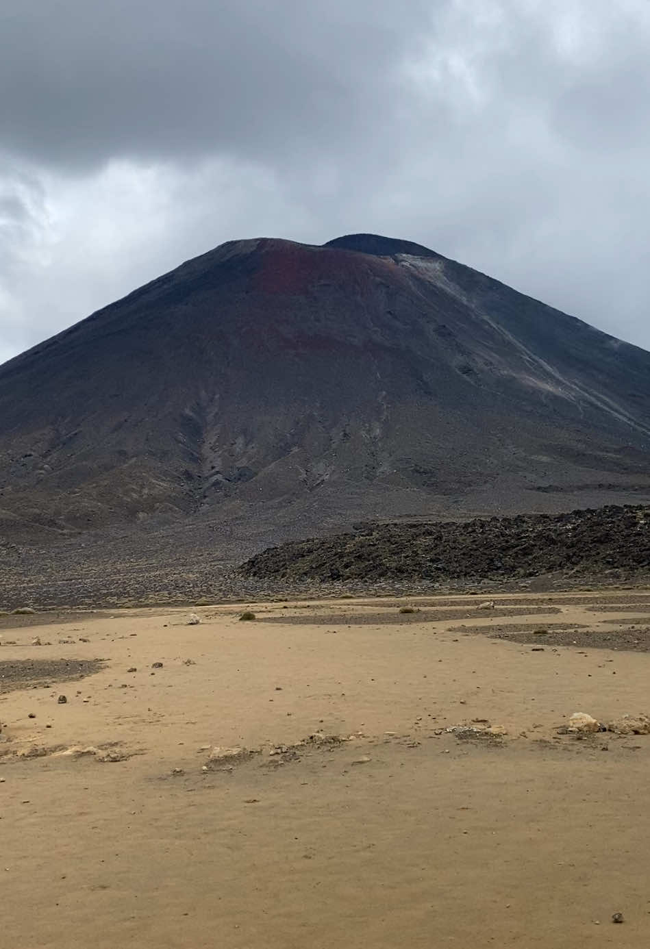 Hiked mt doom to see who tf asked #newzealand #lotr #lotrtok #tongariro #Hiking #adventuretravel #mountain #volcano 