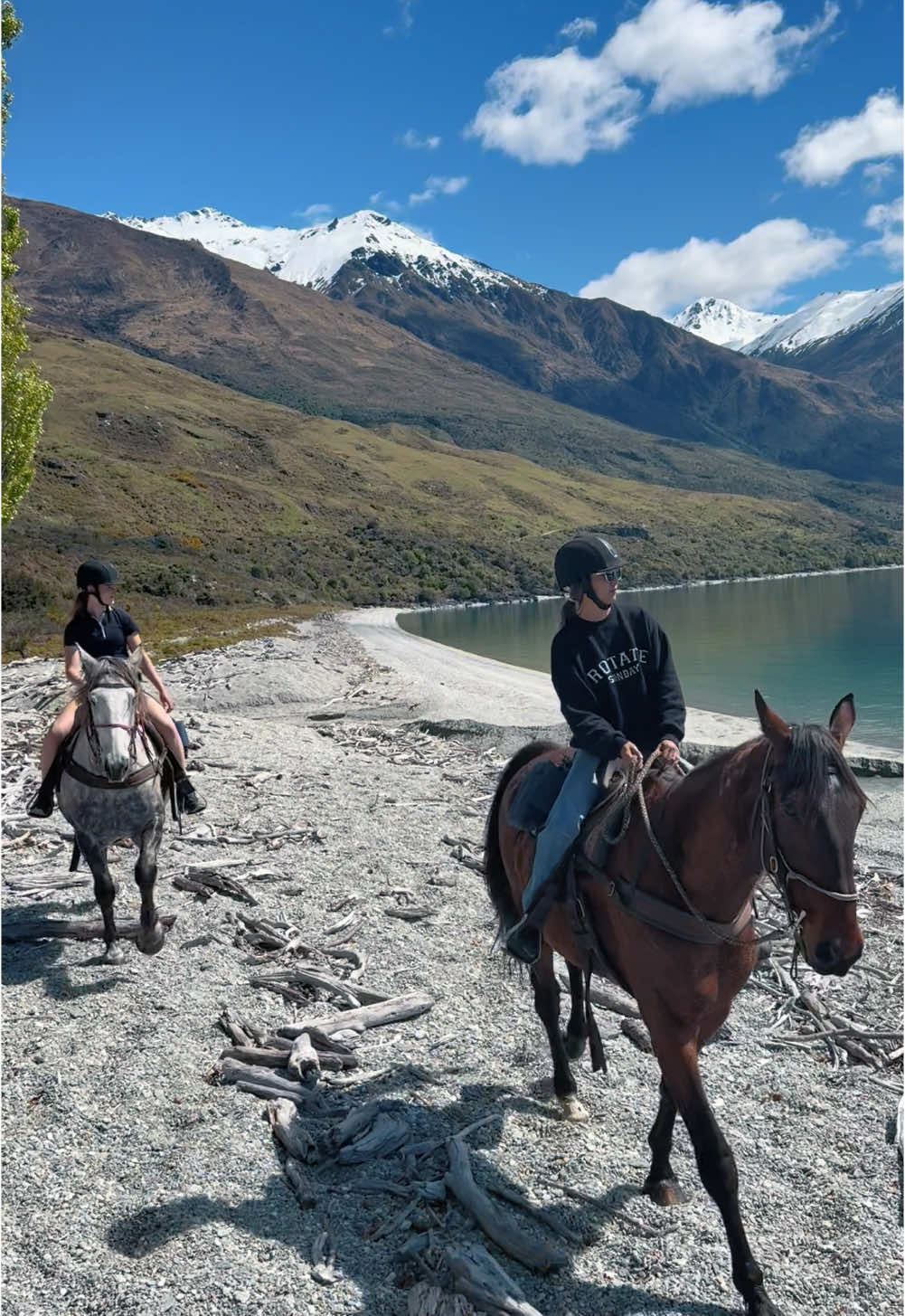 Riding along lake Wanaka without any wind is magical ⭐️ Book your next riding holiday with us, and that moment on a random Tuesday could be you! #lakewanaka #wanakahorsetrekking #newzealandhorses #newzealandmountains #nzmustdo 