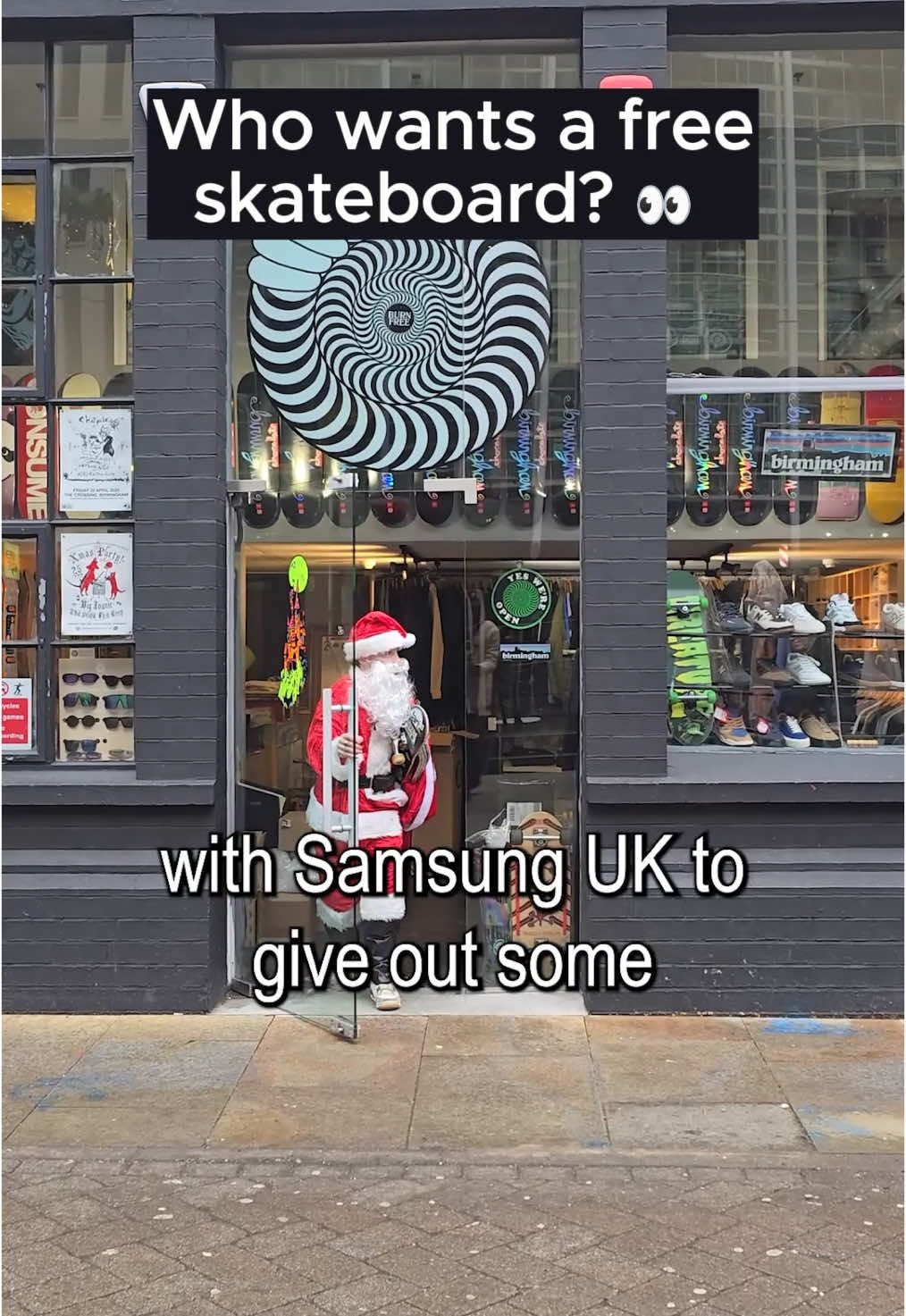 Handing out early Christmas presents to people on the streets of Birmingham P.S. Tomorrow 8:30am @samsunguk and @andymac are giving out 300 skateboards @idealbirmingham For more details, check out the link in @skateboardgb 's bio. T&Cs apply. #santa #christmas #Skateboarding #gift #birmingham #brum #GalaxyAI 