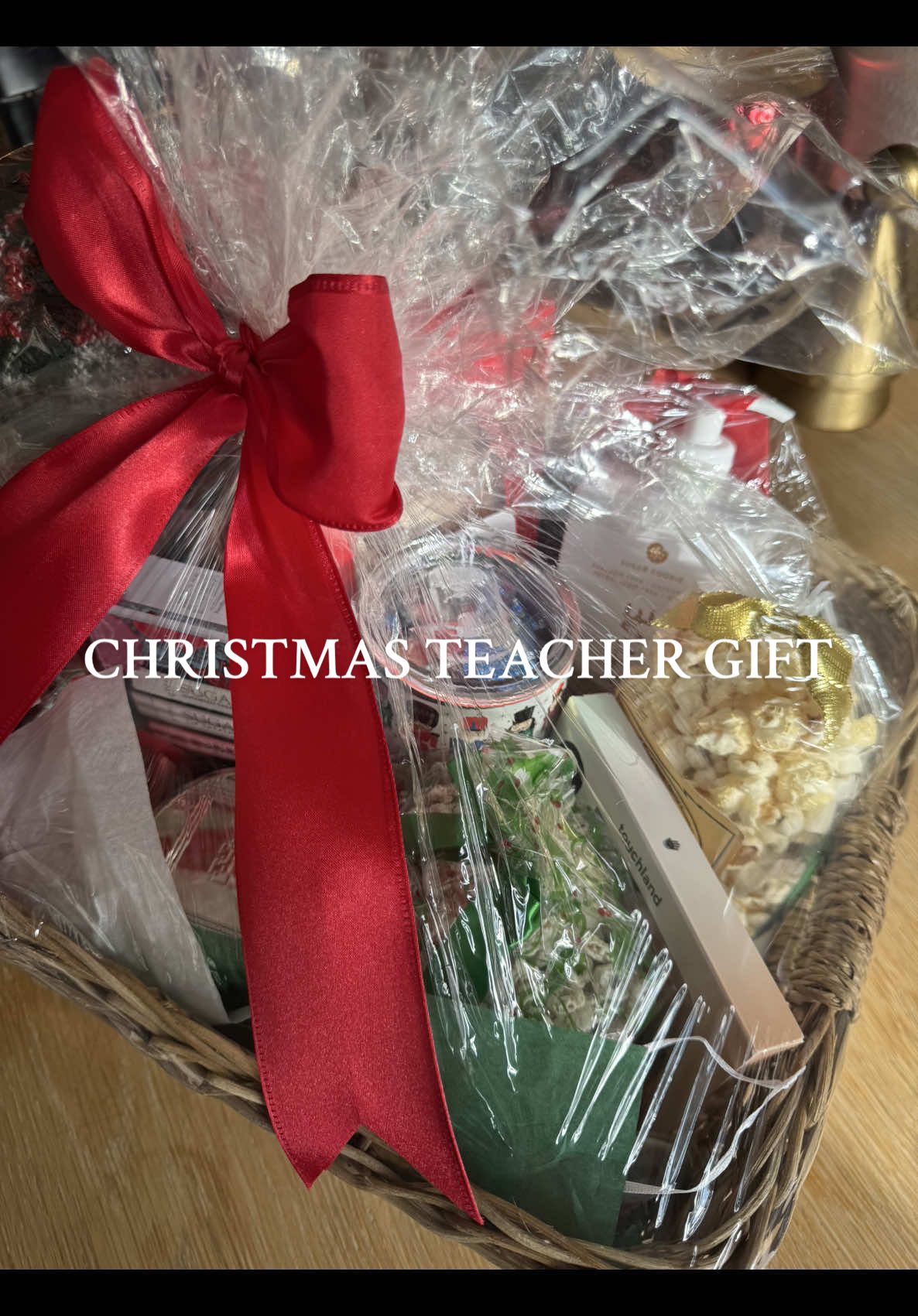 It’s that time of year again! 🎁🎅🏼🎄📚✏️❤️ #asmr #momlife #teachergift #christmasgift #burrbasket #organizedhome #amazonfind #giftbasket #christmas 