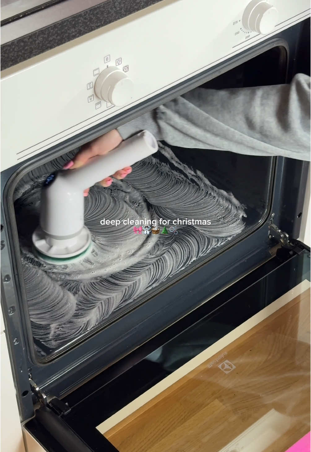 deep clean with me for christmas: kitchen edition 🎧☃️🌲🫧 products are linked in my bio 🫶🏼 #CleanTok #deepclean #cleaninghacks #cleaningtips #cleaningmotivation #cleaninginspo #cleanhome #satisfyingcleans #cleaningroutine #ovencleaning #girltherapy #speedclean #christmascleaning 