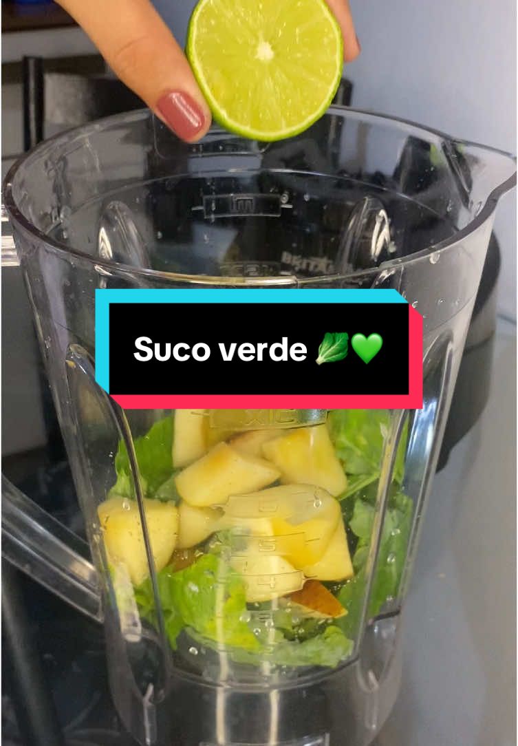 Suco detox que ajuda a desinchar 💚🥬 #sucodetox #sucoverde #receita 