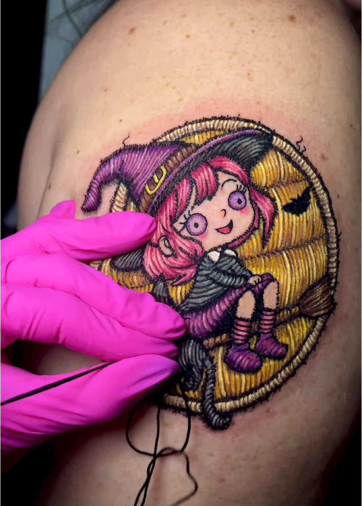 Mi querida bruja, si el universo te ilumina …. ¡Déjate ver! #patchtattoo #embroidery #embroiderytattoo #bordado #tattoobordado #zgz #tattoozaragoza #colortattoo  #arte #zaragoza #spain #witch #bruja #brujita #witchtattoo