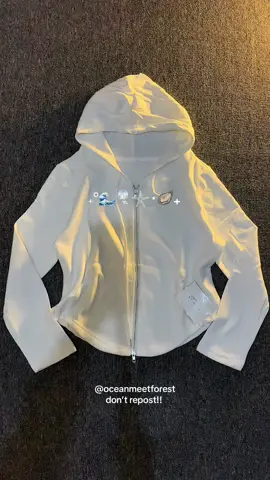 cuma 50 ribuan tapi bahannya premium terus modelnya kekinian✨ cocok buat jogging atau olahraga lain🤍 #jacket #jacketresleting #jacketkekinian #jacketolahraga #jacketwanita #jacketputih #jackethoodie #rekomendasijacket #fyp #promoguncang1212 #belilokal #cuantanpabatas 